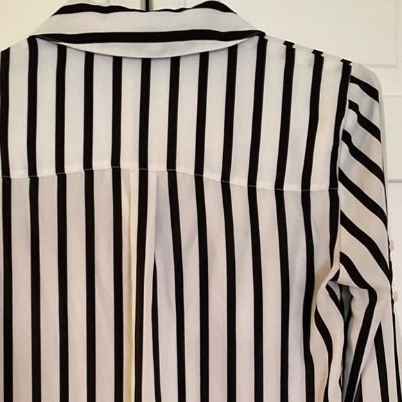 ❌ SALE ❌ Express Portofino Button Down - Picture 5 of 8